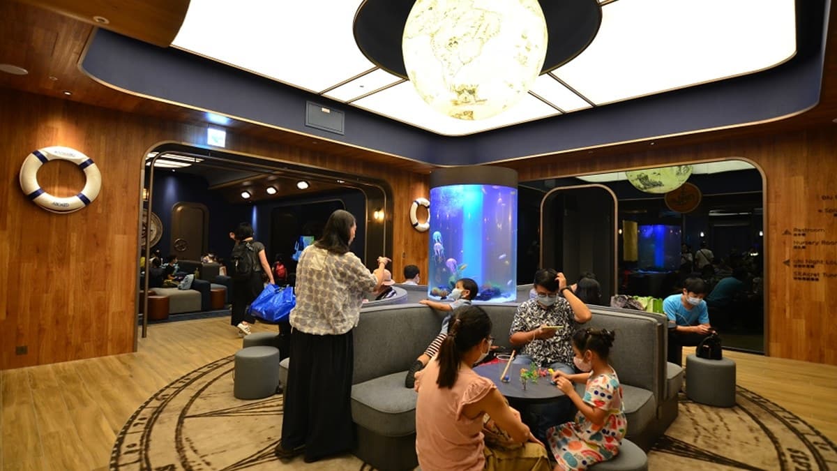 入住海底世界！桃園超夯親子飯店打卡水母燈飾，航海主題休閒大廳還有DIY活動可以玩
