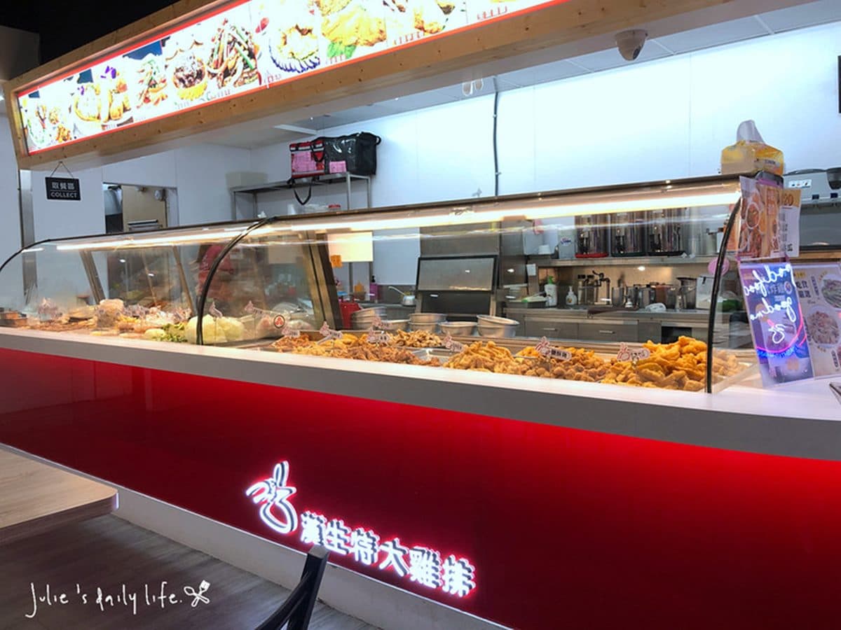 比臉大雞排只要50元！板橋複合式炸物像一間熱炒店，想吃泡菜青木瓜通通有