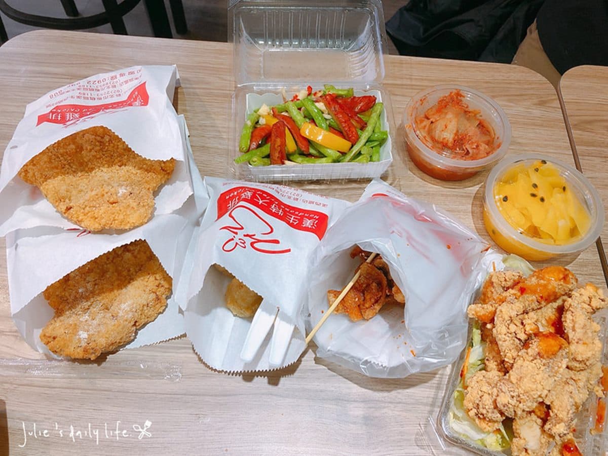比臉大雞排只要50元！板橋複合式炸物像一間熱炒店，想吃泡菜青木瓜通通有
