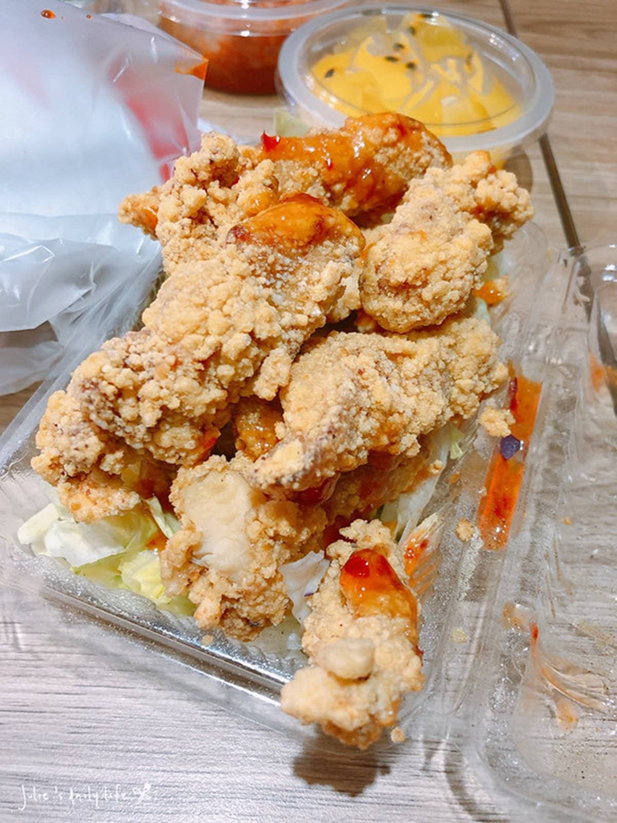 比臉大雞排只要50元！板橋複合式炸物像一間熱炒店，想吃泡菜青木瓜通通有
