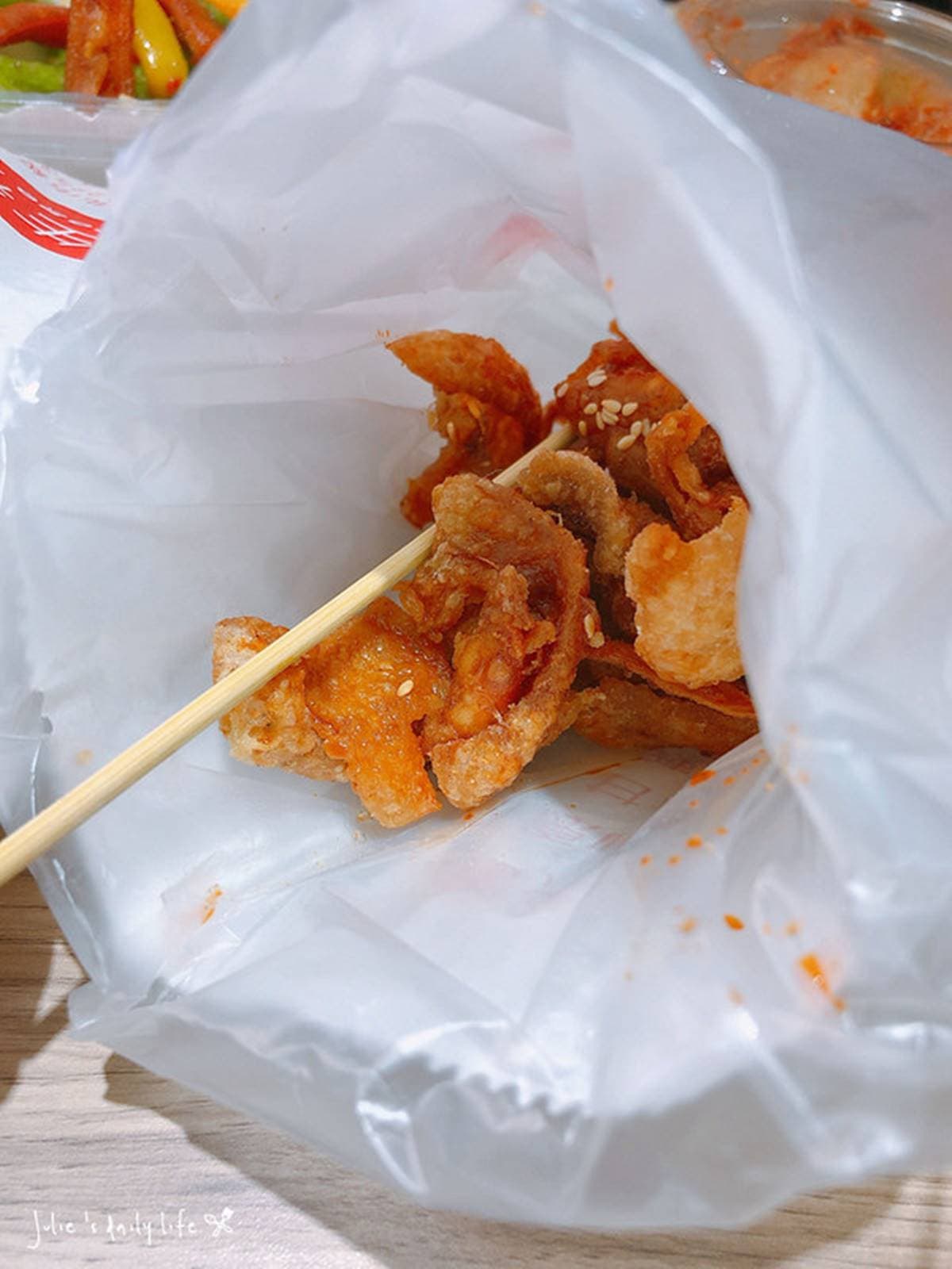 比臉大雞排只要50元！板橋複合式炸物像一間熱炒店，想吃泡菜青木瓜通通有