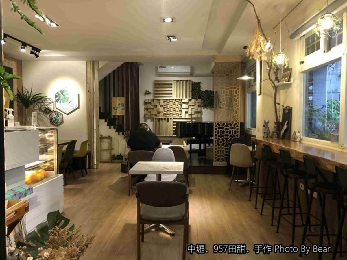 隱藏民宅口碑咖啡店！必吃超芝麻生乳捲配玫瑰氣泡飲，還有植物牆可美拍