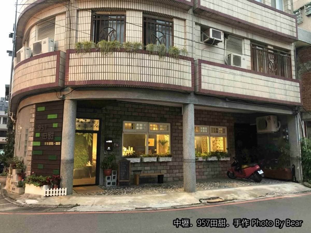 隱藏民宅口碑咖啡店！必吃超芝麻生乳捲配玫瑰氣泡飲，還有植物牆可美拍