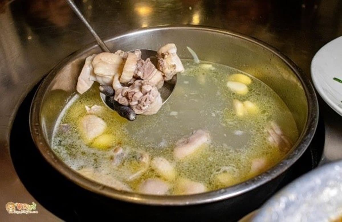 在地人聚餐口袋名單!水上餐廳愈夜愈美麗,吃鹽焗雞、檸檬紅尾蝦配翠湖美景 在地人聚餐口袋名單!水上餐廳愈夜愈美麗,吃鹽焗雞、檸檬紅尾蝦配翠湖美景