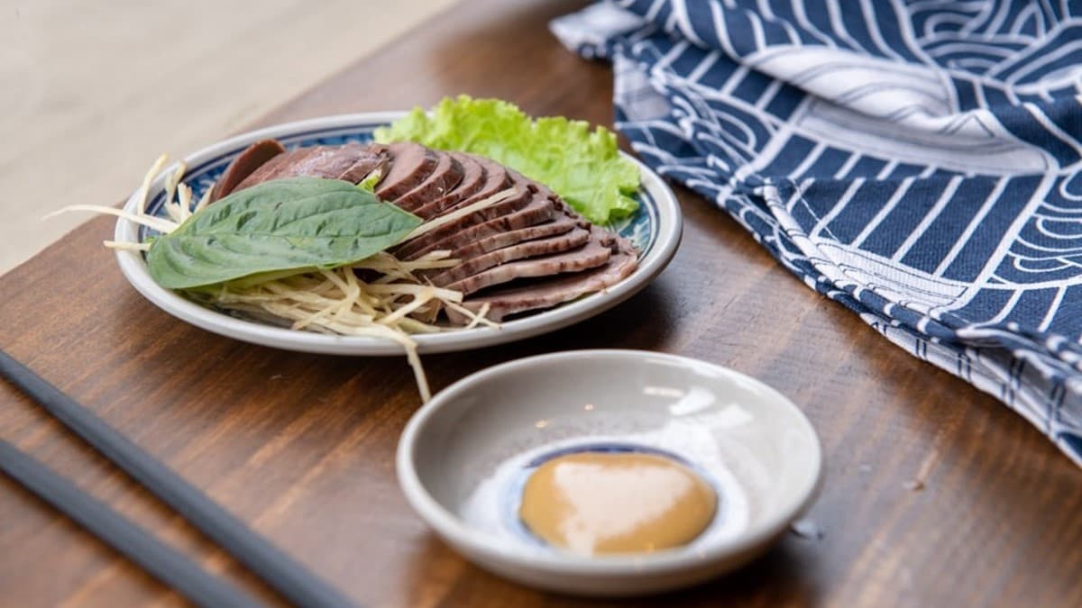 阿嬤的味道！桃園復古小吃必點「實實在在一碗麵」，香甜文昌雞沾特製金桔醬更對味