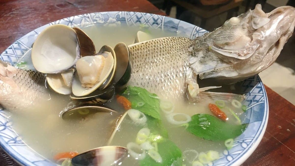 晚來喝不到！新店人氣魚湯吃得到整隻新鮮鱸魚，柴燒麥芽豬腳愈嚼愈香也必點