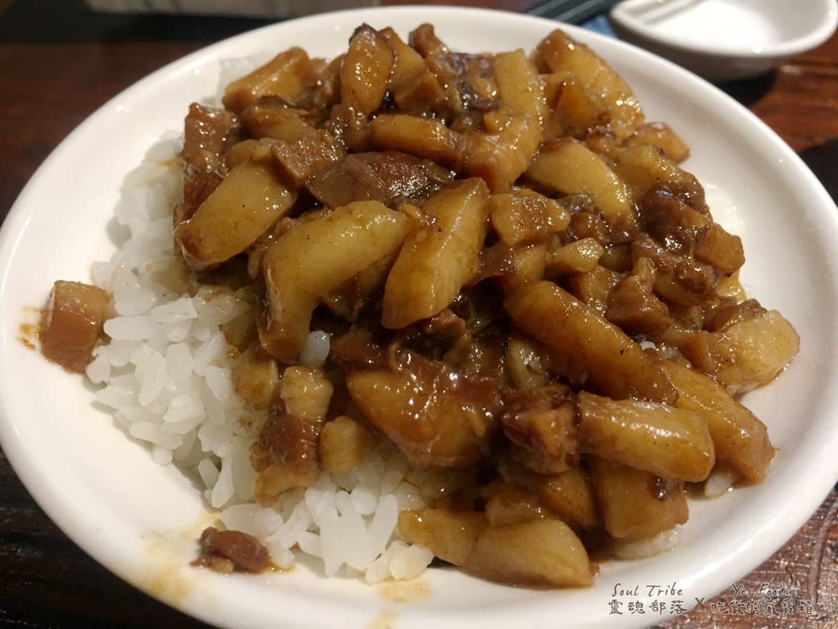 晚來喝不到！新店人氣魚湯吃得到整隻新鮮鱸魚，柴燒麥芽豬腳愈嚼愈香也必點