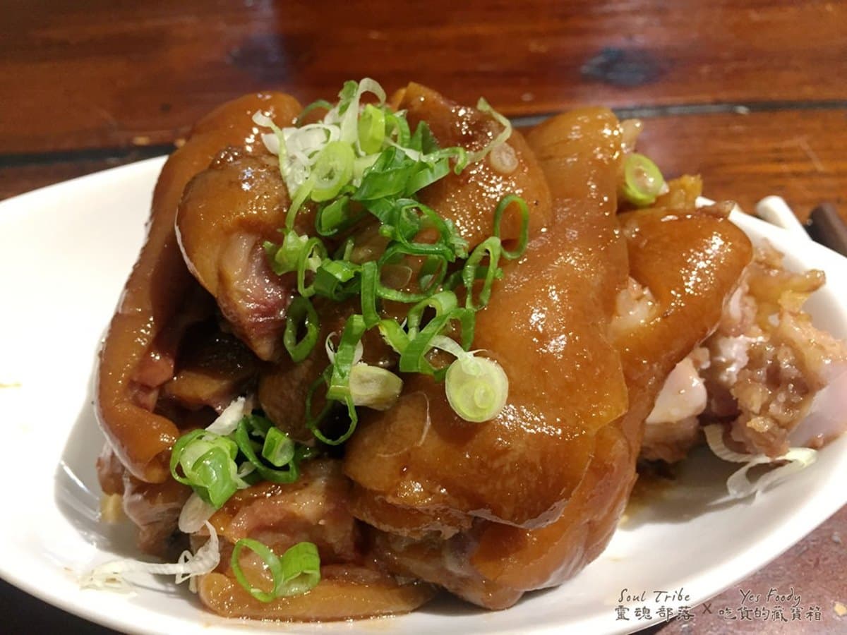 晚來喝不到！新店人氣魚湯吃得到整隻新鮮鱸魚，柴燒麥芽豬腳愈嚼愈香也必點