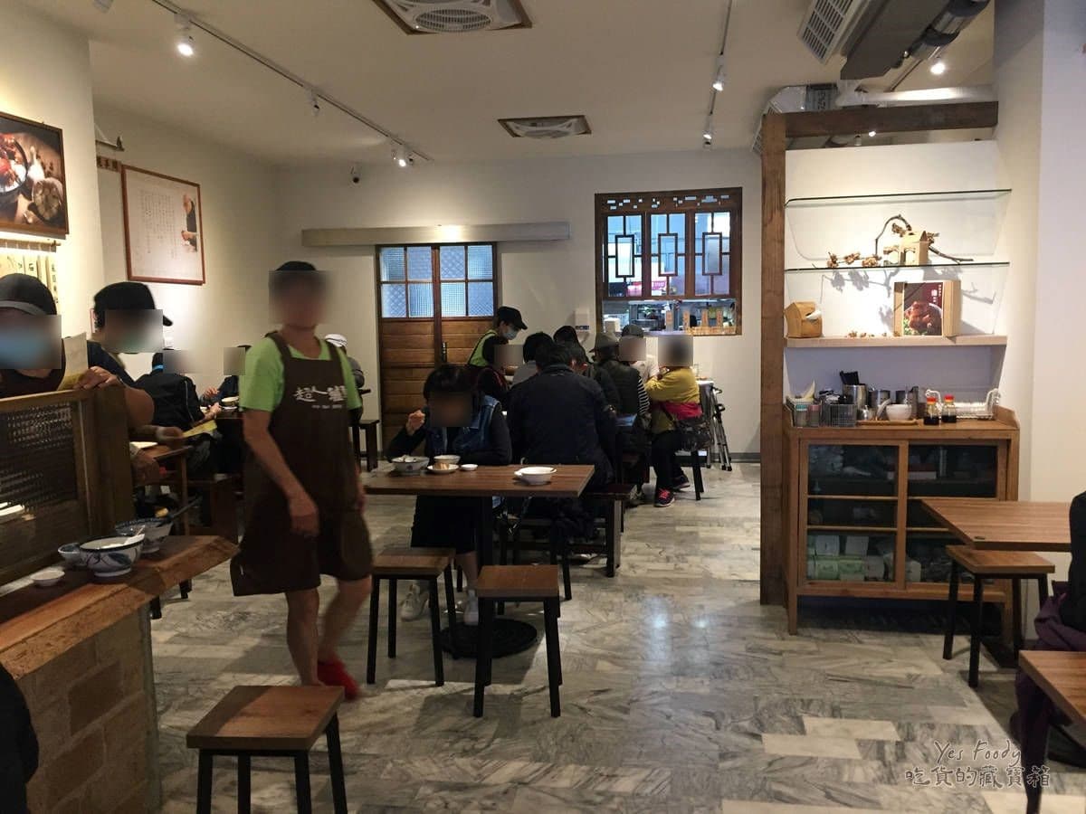 晚來喝不到！新店人氣魚湯吃得到整隻新鮮鱸魚，柴燒麥芽豬腳愈嚼愈香也必點