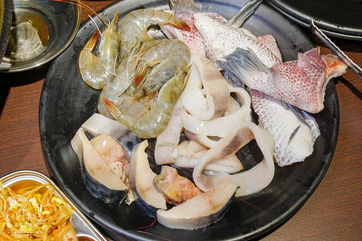 內行教你吃！高雄韓式烤肉吃到飽14種肉品必沾正宗醬料， 還能自製超邪惡痛風鍋