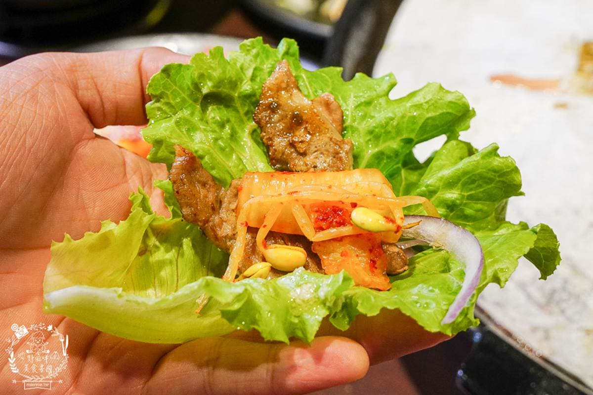 內行教你吃！高雄韓式烤肉吃到飽14種肉品必沾正宗醬料， 還能自製超邪惡痛風鍋