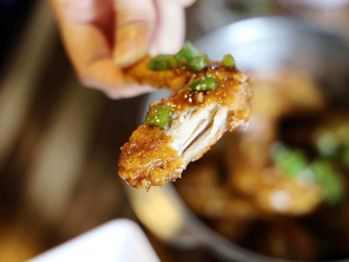 韓式炸雞界霸主！必點「半半雞」一次享2種口味，搭配醬醬飯、水蜜桃氣泡酒超對味
