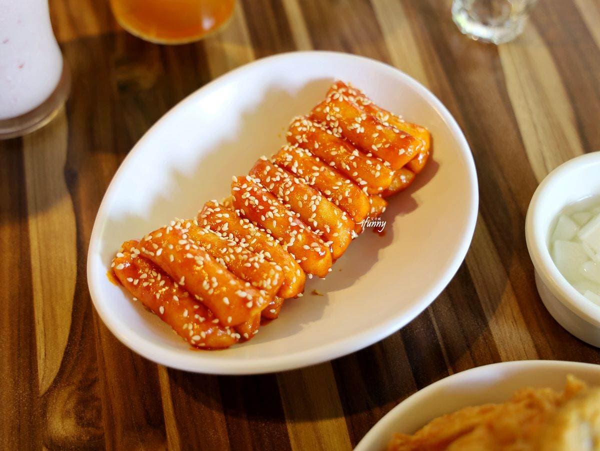 韓式炸雞界霸主！必點「半半雞」一次享2種口味，搭配醬醬飯、水蜜桃氣泡酒超對味