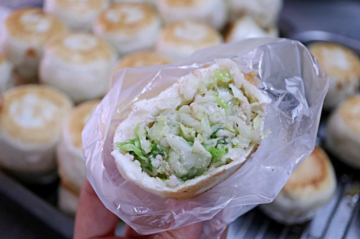 CP值超高！台中「10元水煎包」吃得到滿滿高麗菜，老闆大推韭菜包要配甜辣醬