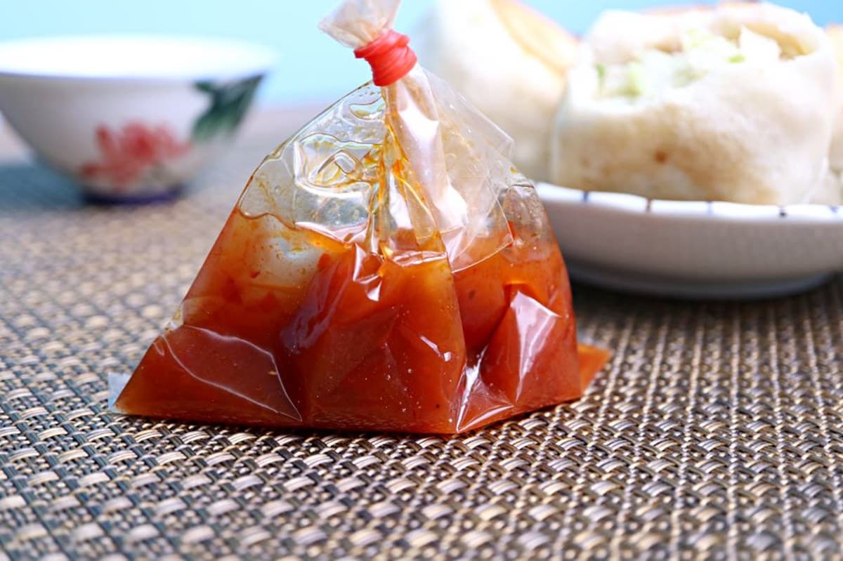 CP值超高！台中「10元水煎包」吃得到滿滿高麗菜，老闆大推韭菜包要配甜辣醬