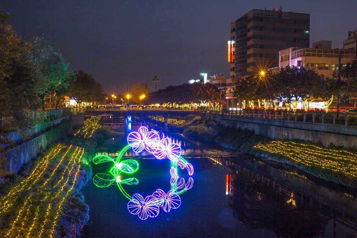 屏東溪畔「繁花綻放」超好拍!2021綵燈節打造20組奇幻花卉點亮萬年溪 屏東溪畔「繁花綻放」超好拍!2021綵燈節打造20組奇幻花卉點亮萬年溪