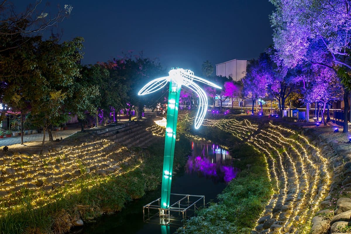 屏東溪畔「繁花綻放」超好拍!2021綵燈節打造20組奇幻花卉點亮萬年溪 屏東溪畔「繁花綻放」超好拍!2021綵燈節打造20組奇幻花卉點亮萬年溪