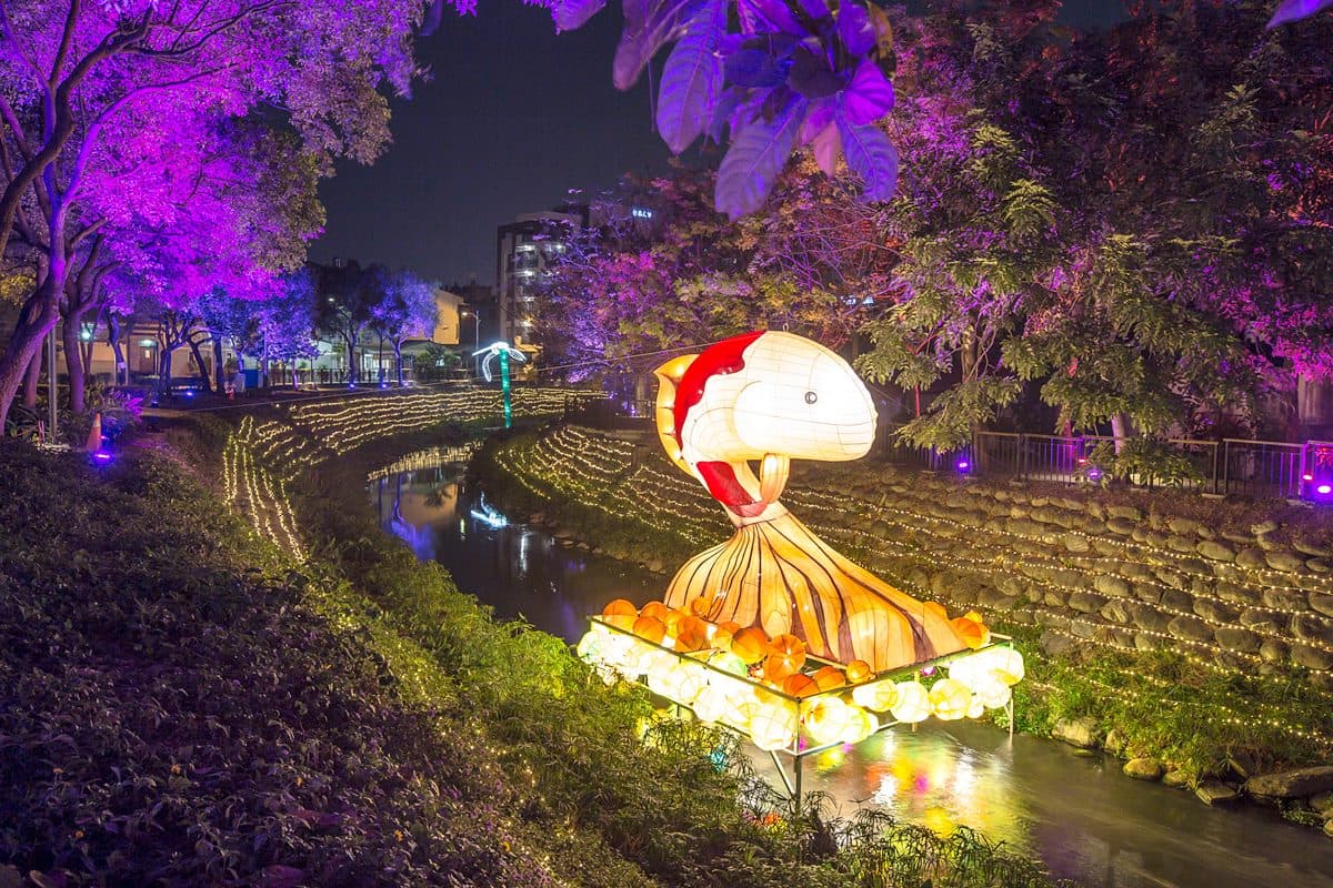 屏東溪畔「繁花綻放」超好拍!2021綵燈節打造20組奇幻花卉點亮萬年溪 屏東溪畔「繁花綻放」超好拍!2021綵燈節打造20組奇幻花卉點亮萬年溪