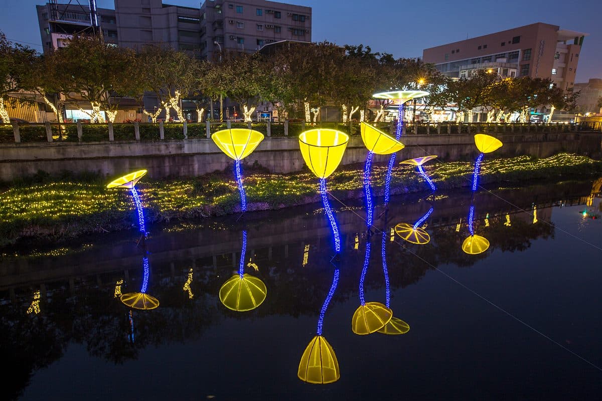 屏東溪畔「繁花綻放」超好拍!2021綵燈節打造20組奇幻花卉點亮萬年溪 屏東溪畔「繁花綻放」超好拍!2021綵燈節打造20組奇幻花卉點亮萬年溪