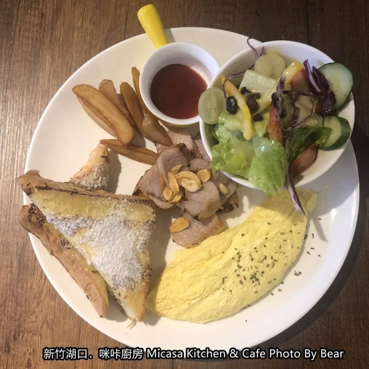 新竹超有哏早午餐！走進販賣機裡吃味噌松阪豬、熱壓吐司，還能跟熊熊士兵拍照
