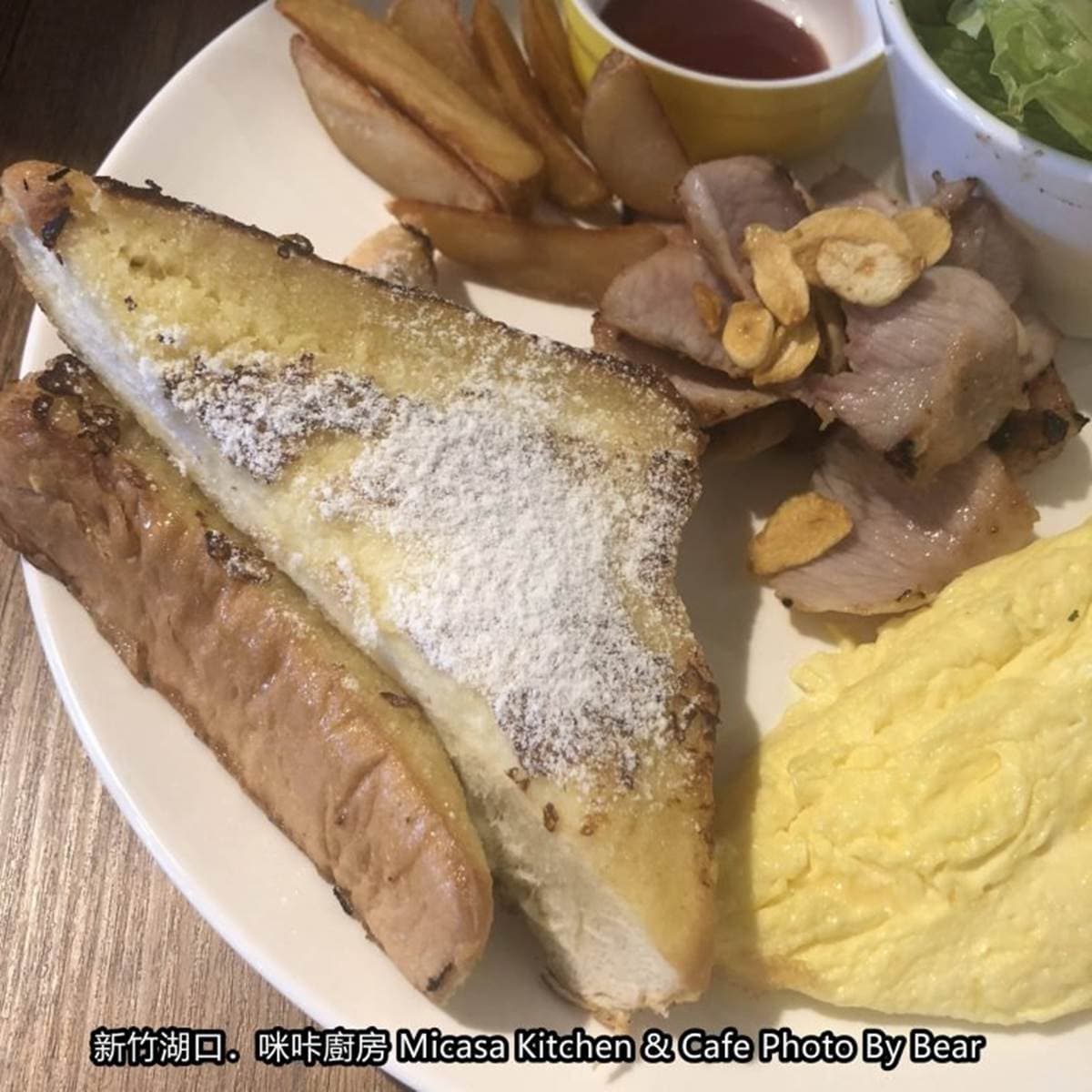 新竹超有哏早午餐！走進販賣機裡吃味噌松阪豬、熱壓吐司，還能跟熊熊士兵拍照