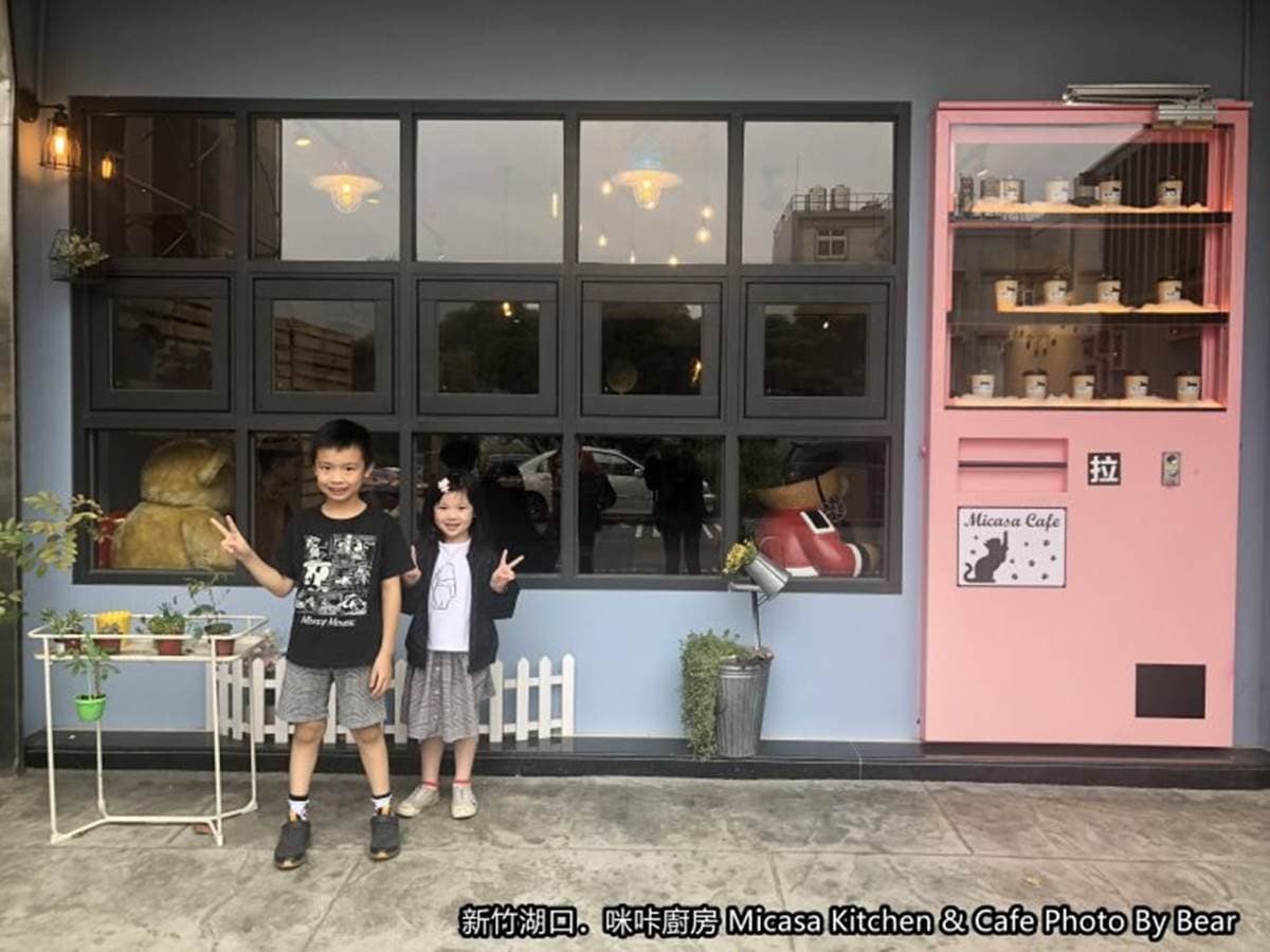 新竹超有哏早午餐！走進販賣機裡吃味噌松阪豬、熱壓吐司，還能跟熊熊士兵拍照