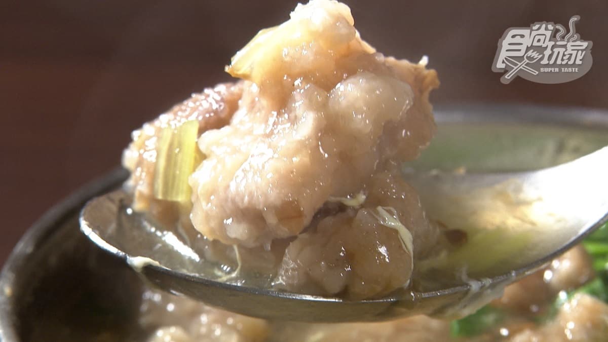 用黑豬里肌肉製作的肉羹口感特佳。