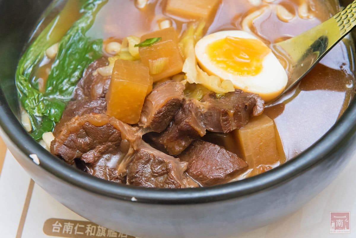 山東名菜台南吃得到！「黃燜雞」肥嫩下飯，套餐附湯、小菜、冰沙149元超划算