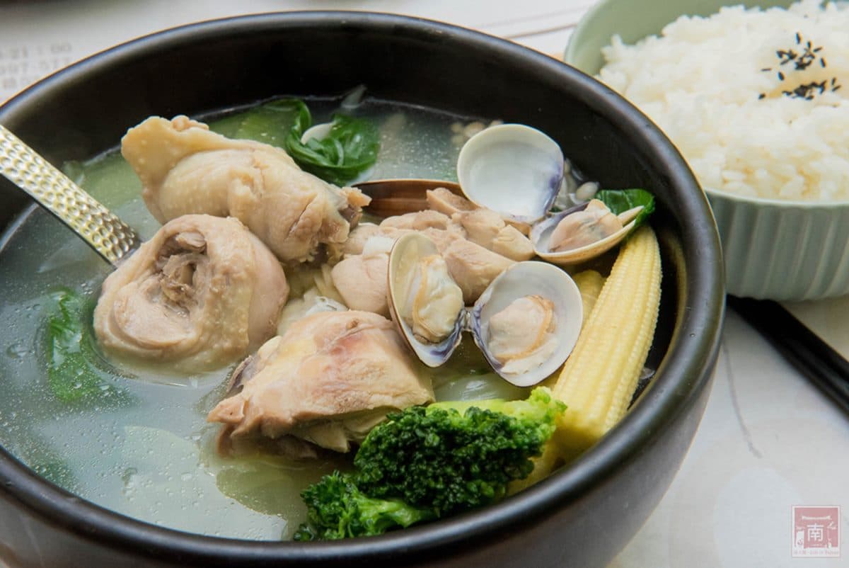 山東名菜台南吃得到！「黃燜雞」肥嫩下飯，套餐附湯、小菜、冰沙149元超划算