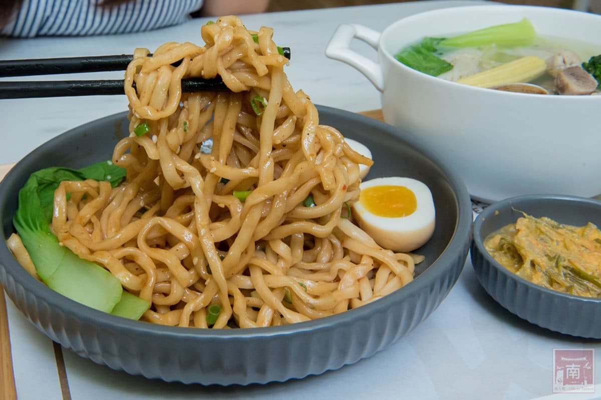 山東名菜台南吃得到！「黃燜雞」肥嫩下飯，套餐附湯、小菜、冰沙149元超划算