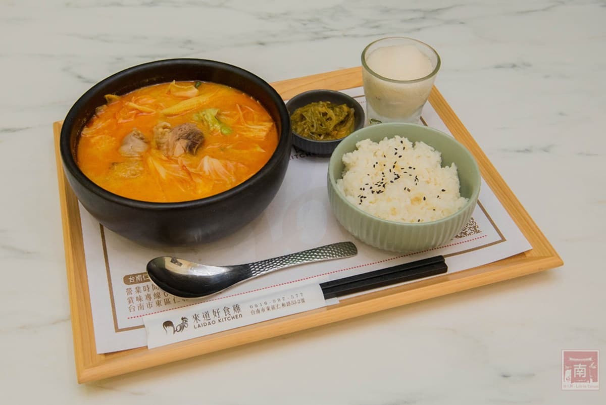 山東名菜台南吃得到！「黃燜雞」肥嫩下飯，套餐附湯、小菜、冰沙149元超划算