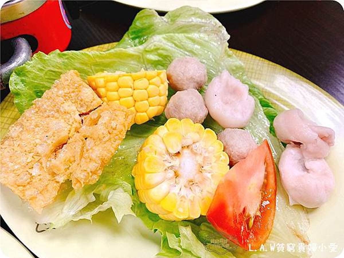 299元吃到飽！桃園超夯火烤兩吃爽嗑50種食材，還能自製泡菜、酸菜白肉鍋底