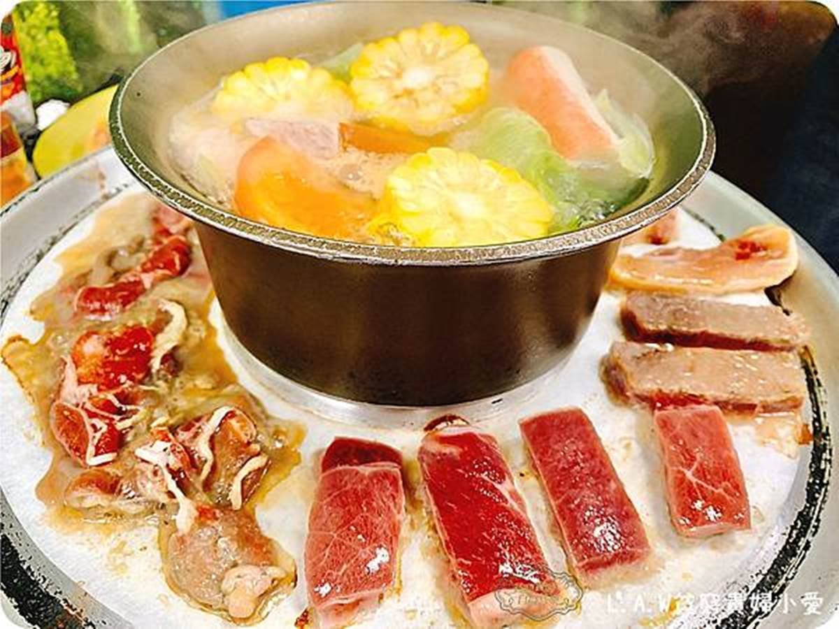 299元吃到飽！桃園超夯火烤兩吃爽嗑50種食材，還能自製泡菜、酸菜白肉鍋底