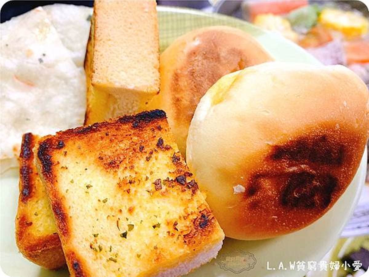 299元吃到飽！桃園超夯火烤兩吃爽嗑50種食材，還能自製泡菜、酸菜白肉鍋底