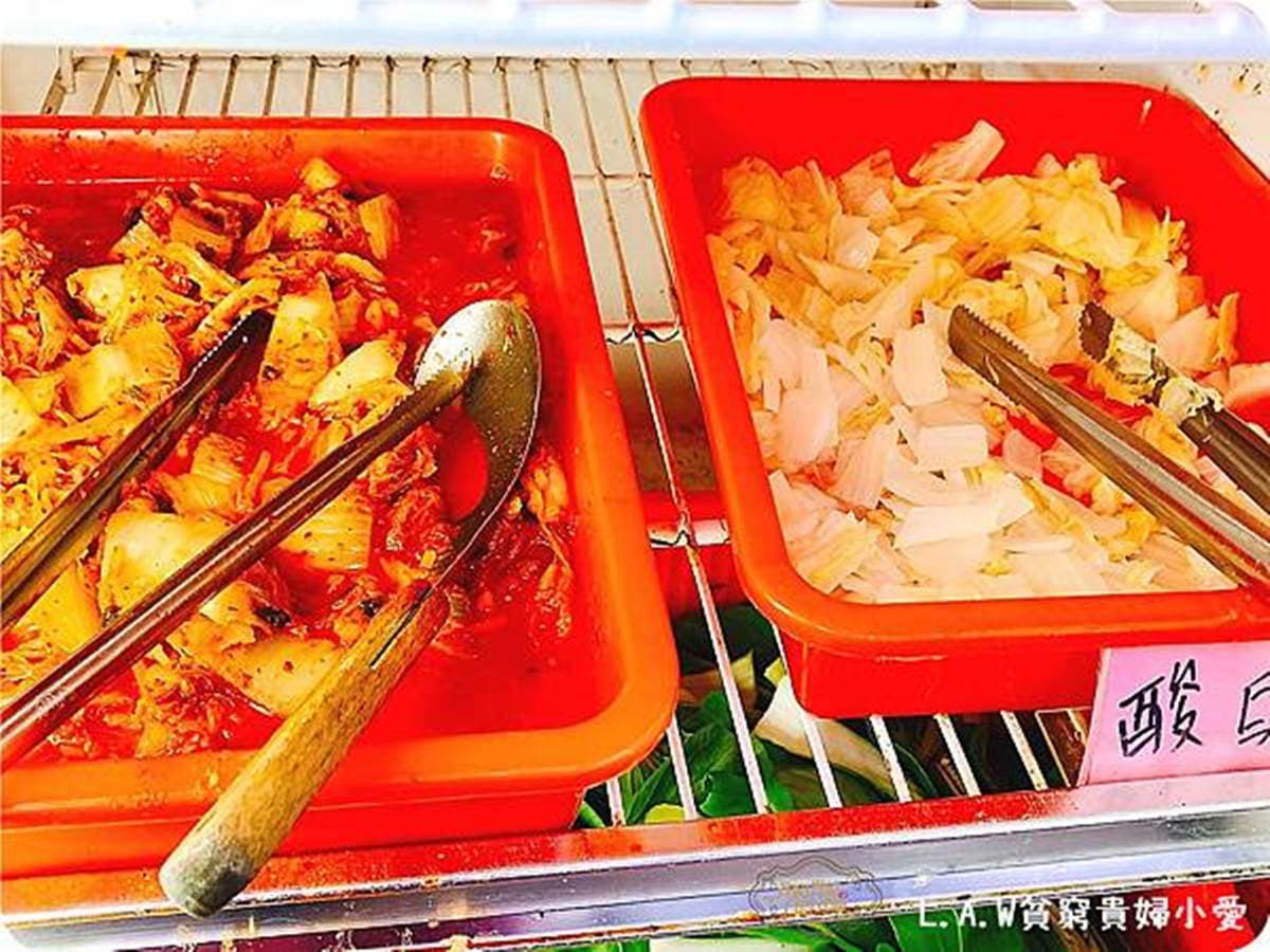 299元吃到飽！桃園超夯火烤兩吃爽嗑50種食材，還能自製泡菜、酸菜白肉鍋底