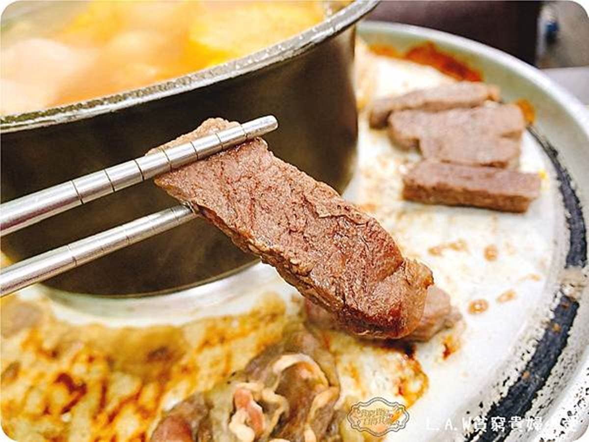 299元吃到飽！桃園超夯火烤兩吃爽嗑50種食材，還能自製泡菜、酸菜白肉鍋底