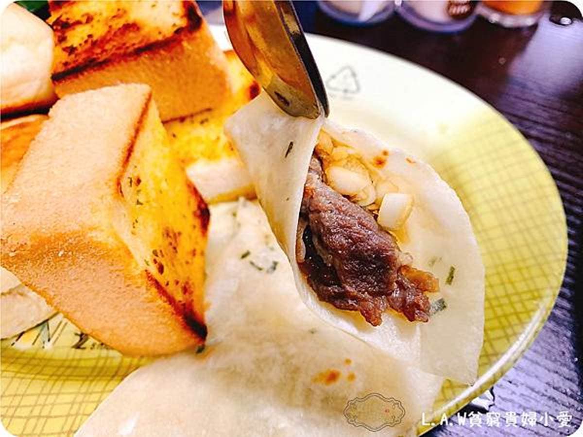 299元吃到飽！桃園超夯火烤兩吃爽嗑50種食材，還能自製泡菜、酸菜白肉鍋底