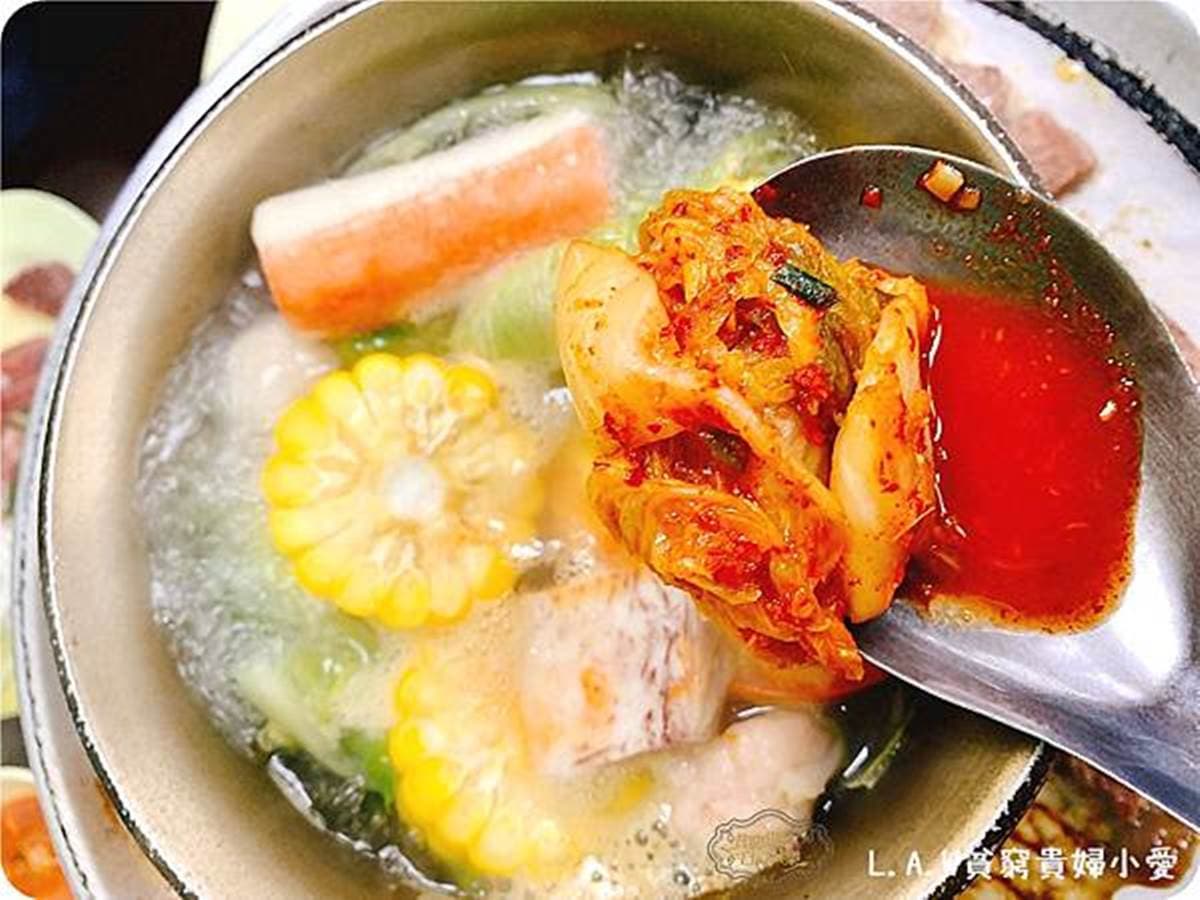 299元吃到飽！桃園超夯火烤兩吃爽嗑50種食材，還能自製泡菜、酸菜白肉鍋底