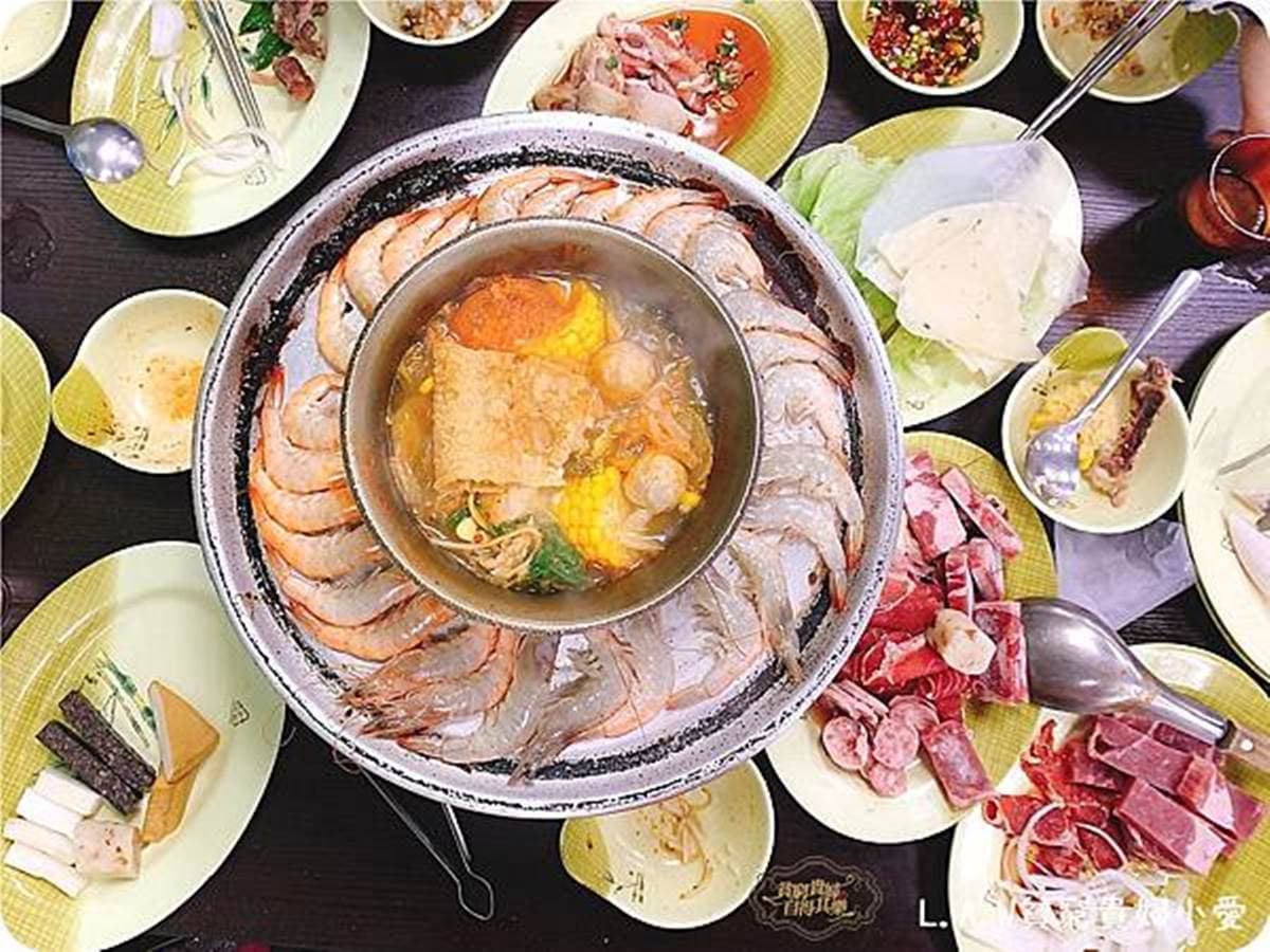299元吃到飽！桃園超夯火烤兩吃爽嗑50種食材，還能自製泡菜、酸菜白肉鍋底