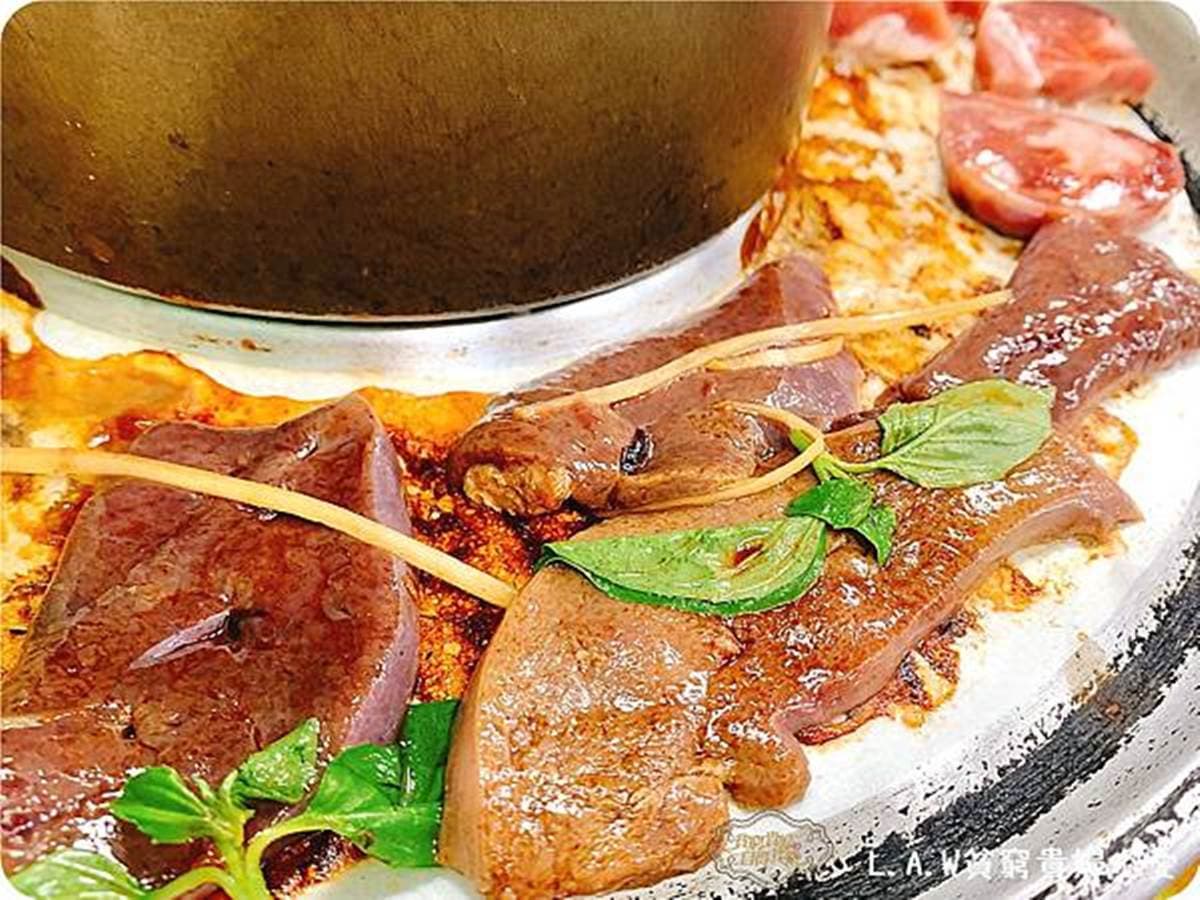 299元吃到飽！桃園超夯火烤兩吃爽嗑50種食材，還能自製泡菜、酸菜白肉鍋底