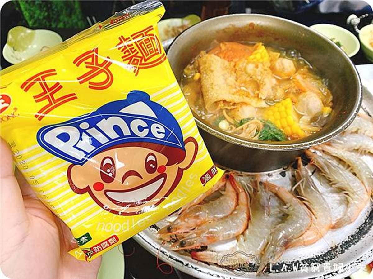 299元吃到飽！桃園超夯火烤兩吃爽嗑50種食材，還能自製泡菜、酸菜白肉鍋底