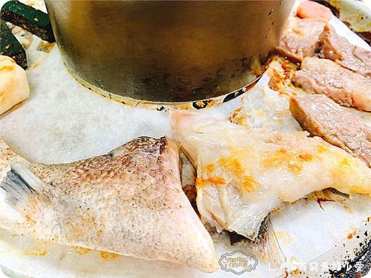 299元吃到飽！桃園超夯火烤兩吃爽嗑50種食材，還能自製泡菜、酸菜白肉鍋底