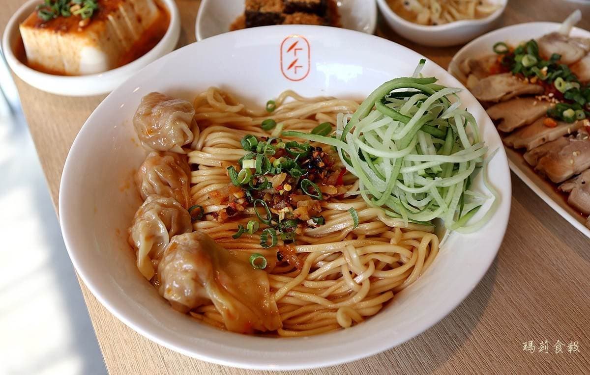 新竹紅到台中！平價銷魂乾拌麵必點鮮蝦炒手燃麵、口水雞，「炙燒煎餃」這間店才吃得到