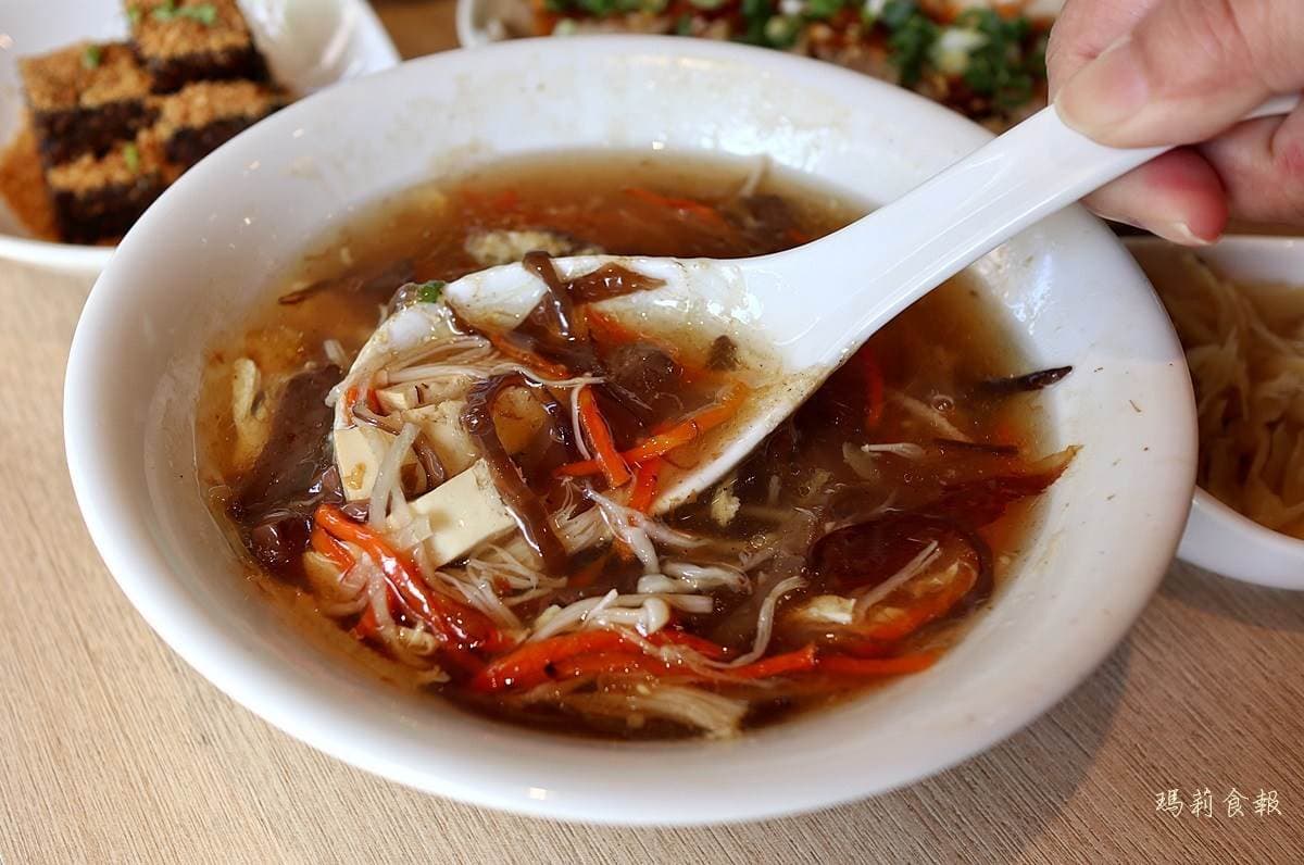 新竹紅到台中！平價銷魂乾拌麵必點鮮蝦炒手燃麵、口水雞，「炙燒煎餃」這間店才吃得到