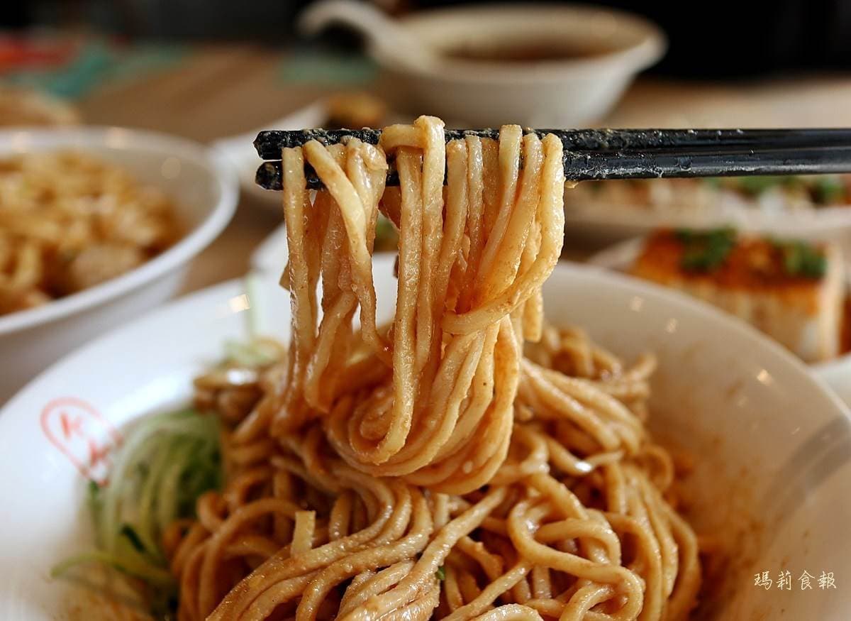 新竹紅到台中！平價銷魂乾拌麵必點鮮蝦炒手燃麵、口水雞，「炙燒煎餃」這間店才吃得到