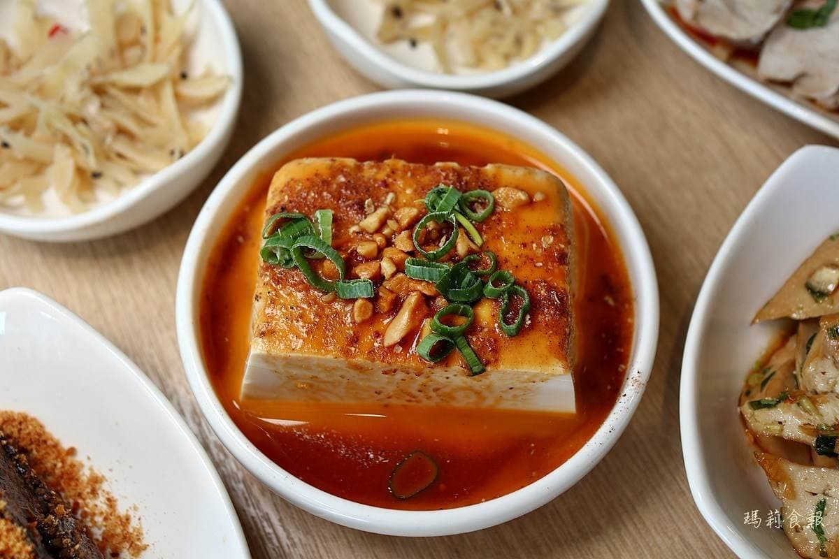 新竹紅到台中！平價銷魂乾拌麵必點鮮蝦炒手燃麵、口水雞，「炙燒煎餃」這間店才吃得到