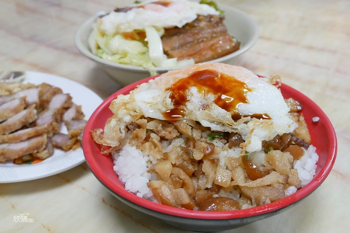 早上6點就排隊!人氣滷肉飯搭邪惡「半熟蛋」更對味,單點爌肉飯還送你3樣配菜 早上6點就排隊!人氣滷肉飯搭邪惡「半熟蛋」更對味,單點爌肉飯還送你3樣配菜