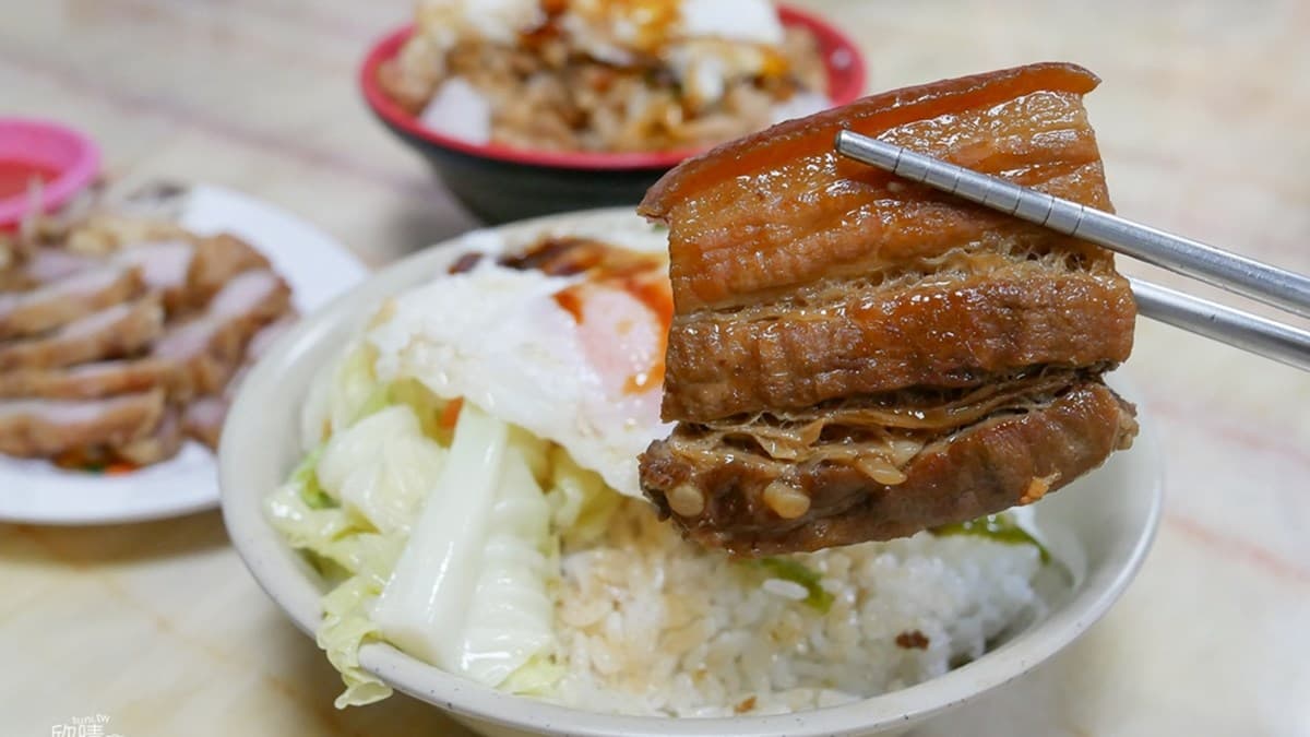 早上6點就排隊!人氣滷肉飯搭邪惡「半熟蛋」更對味,單點爌肉飯還送你3樣配菜 早上6點就排隊!人氣滷肉飯搭邪惡「半熟蛋」更對味,單點爌肉飯還送你3樣配菜