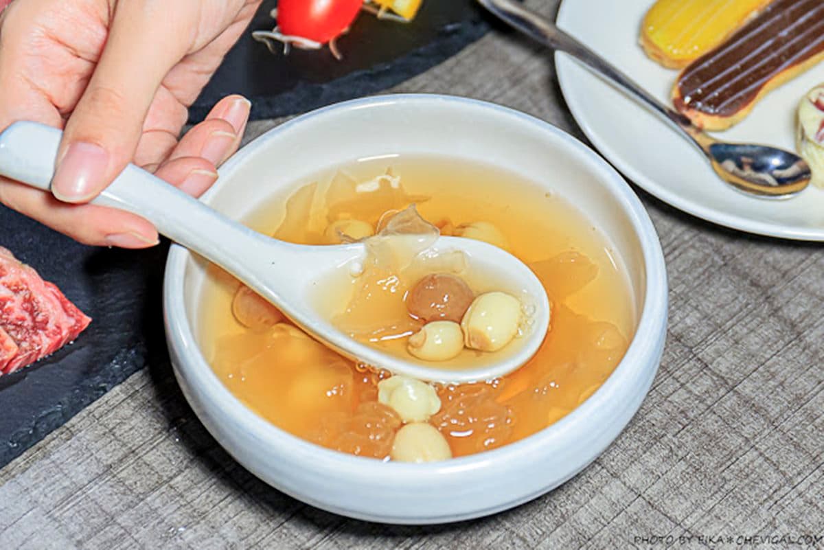 沙拉吧吃到飽還送雞湯！台中燒肉名店和牛撒玫瑰鹽就好吃，活跳跳泰國蝦現撈冰鎮上桌