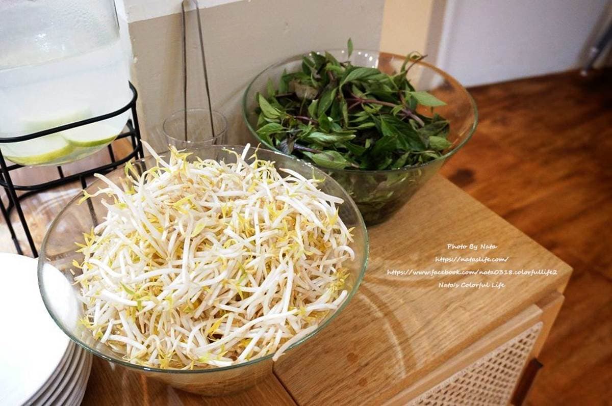 獨特「黑湯」免費續!台南道地泰式船麵隨你加九層塔、豆芽菜,配海鮮酥炸空心菜超對味 獨特「黑湯」免費續!台南道地泰式船麵隨你加九層塔、豆芽菜,配海鮮酥炸空心菜超對味